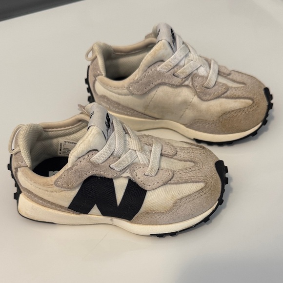 Toddler Girls New Balance 327 Hook N Loop Shoes 5T - Picture 3 of 5